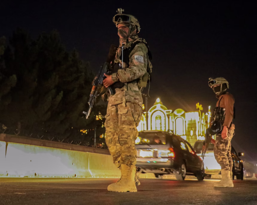 Petugas keamanan Taliban memeriksa sebuah kendaraan di pos pemeriksaan di Kabul/ Foto: the guardian