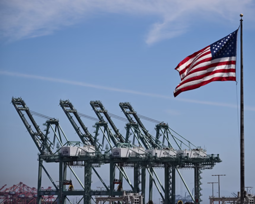 Bendera AS berkibar di Pelabuhan Los Angeles/ Foto: The Guardian