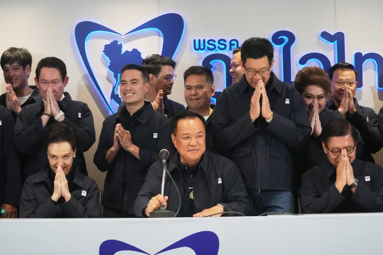 Perdana Menteri Thailand dan pemimpin Partai Bhumjaithai, Anutin Charnvirakul, di tengah, berbicara selama konferensi pers di markas partai setelah pemilihan umum, di Bangkok, / Foto: capture Al Jazeera