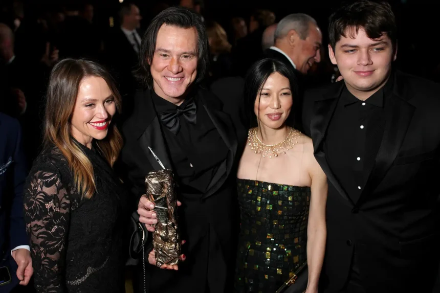 Jim Carrey, Min Ah dan kedua anaknya/ Foto: people