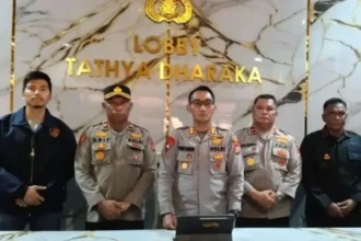 Kapolres Tual AKBP Whansi Des Asmoro (tengah) dalam suatu konferensi pers di Tual, Maluku/ Foto: ANTARA