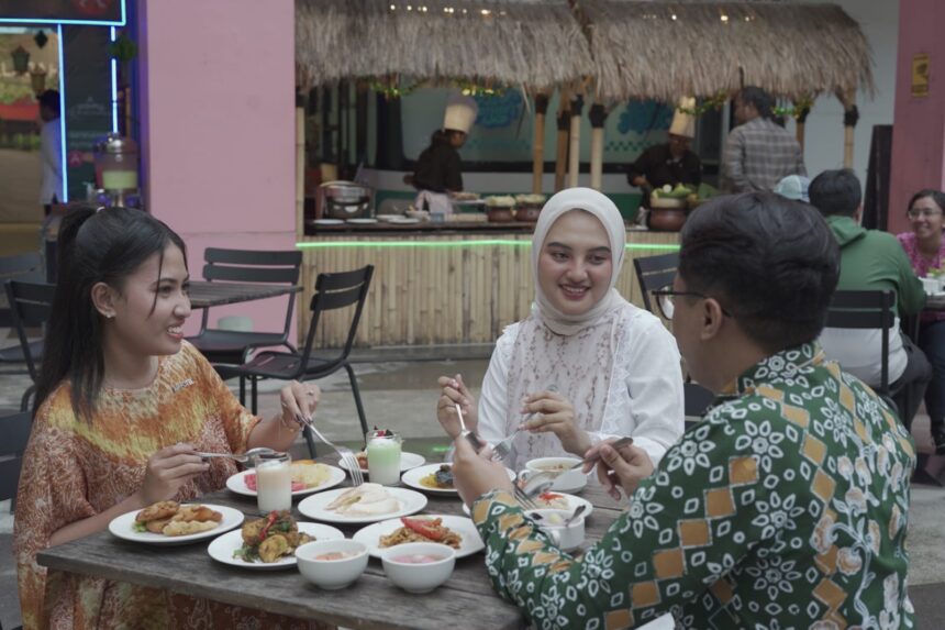 Para pengunjung saat menikmati menu iftar di ARTOTEL TS Suites Surabaya/dok.aktual.co.id