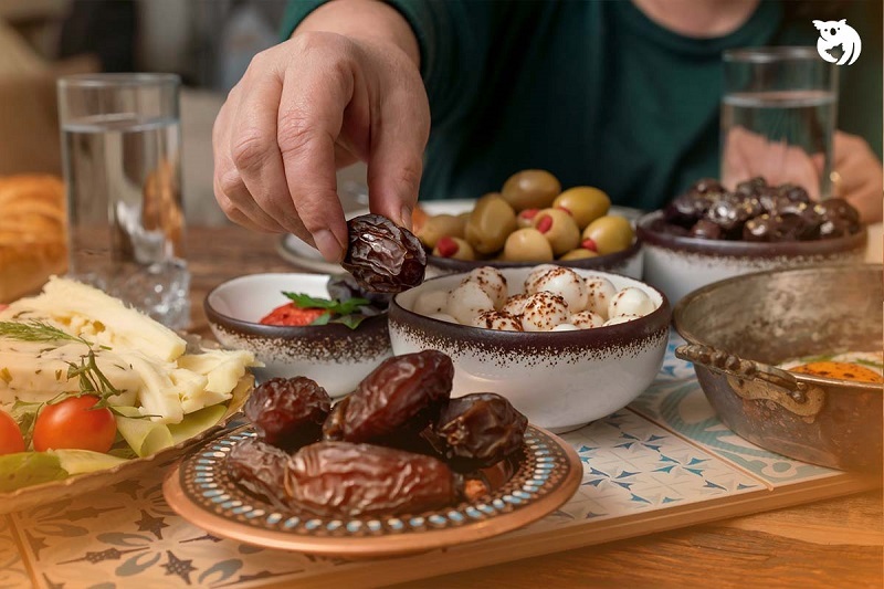Ilustrasi berbuka dengan kurma/ Foto; Ist