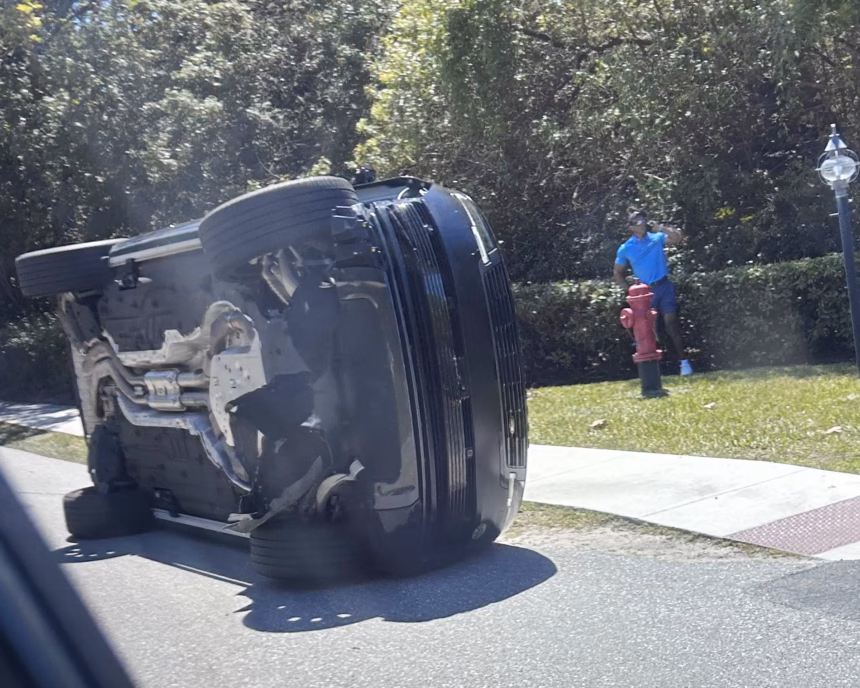 Mobil Tiger Wood yang terguling/ Foto: the guardian