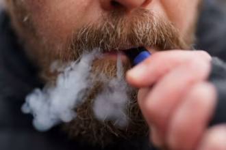 Ilustrasi penggunaan rokok elektrik/ Foto: the guardian