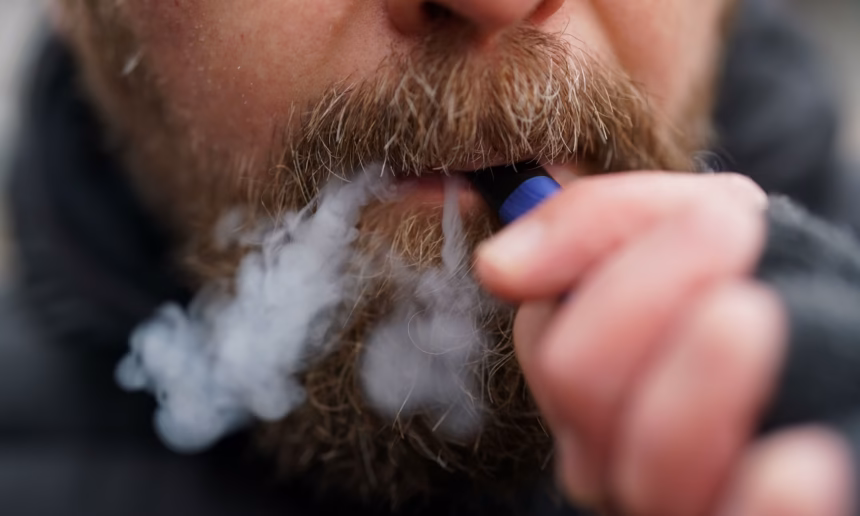 Ilustrasi penggunaan rokok elektrik/ Foto: the guardian