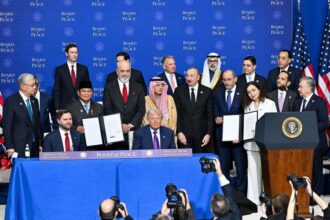 Presiden Prabowo di tengah anggota BoP/ Foto: Ist