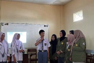 Mahasiswa UPN Veteran Jatim saat pengabdian di sekolah/dok.aktual.co.id