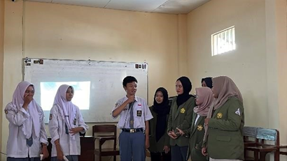 Mahasiswa UPN Veteran Jatim saat pengabdian di sekolah/dok.aktual.co.id