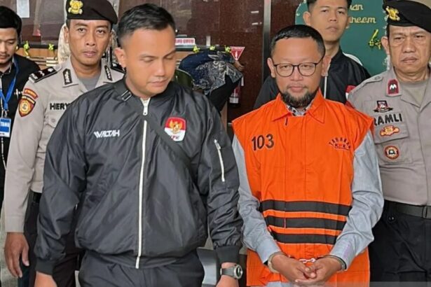 KPK melakukan penahanan terhadap Ishfah Abidal Aziz alias Gus Alex / Foto: courtesy ANTARA