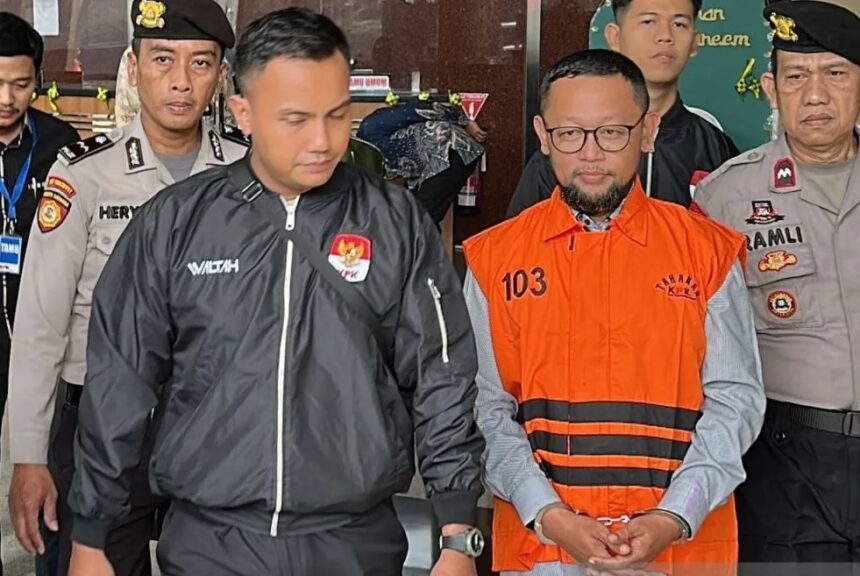 KPK melakukan penahanan terhadap Ishfah Abidal Aziz alias Gus Alex / Foto: courtesy ANTARA