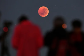 Ilustrasi gerhana bulan merah/ Foto: space