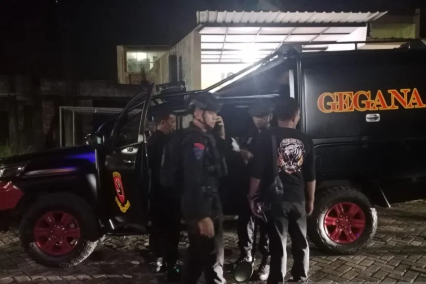 Polisi Gegana tengah olah tempat kejadian perkara di lokasi ledakan/ Foto: courtesy ANTARA