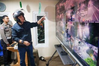 Wali Kota Eri Cahyadi saat pantau dari monitor CCTV/ Foto: Pemkot Surabaya