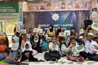 Mahasiswa UPN Veteran Jatim saat pengabdian di pondok/dok.aktual.co.id