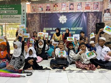 Mahasiswa UPN Veteran Jatim saat pengabdian di pondok/dok.aktual.co.id