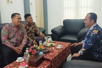 Akademisi UPN Veteran Jatim saat berdiskusi dengan Camat/dok.aktual.co.id