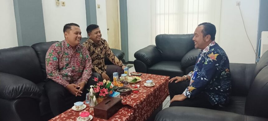 Akademisi UPN Veteran Jatim saat berdiskusi dengan Camat/dok.aktual.co.id