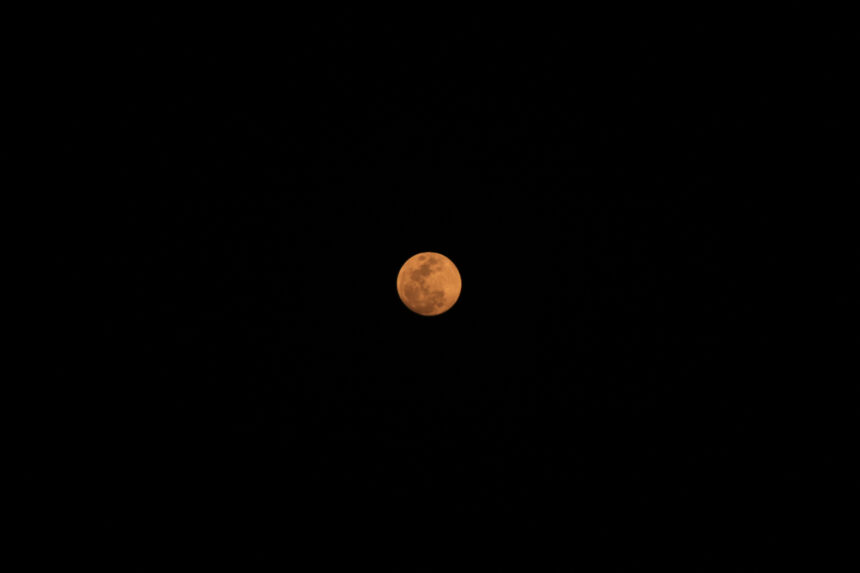 Ilustrasi gerhana bulan merah/ Foto: freepik