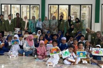 Mahasiswa UPN Veteran Jatim saat melakukan pengabdian/dok.aktual.co.id