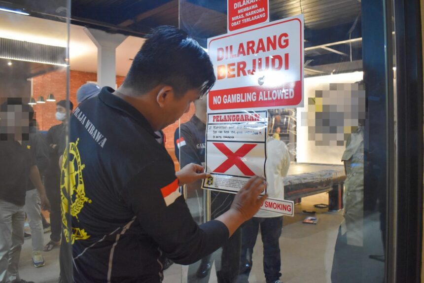 Satpol PP memasang stiker pelanggaran/dok.aktual.co.id