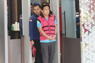 Hery Susanto saat digiring oleh petugas Kejakgung RI/ Foto: ANTARA