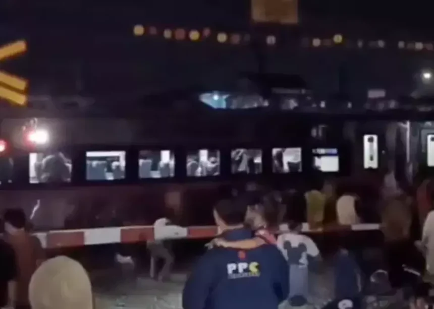 Kecelakaan KA Argo Bromo tabrak KRL di Stasiun Bekasi Timur/ Foto: Ist