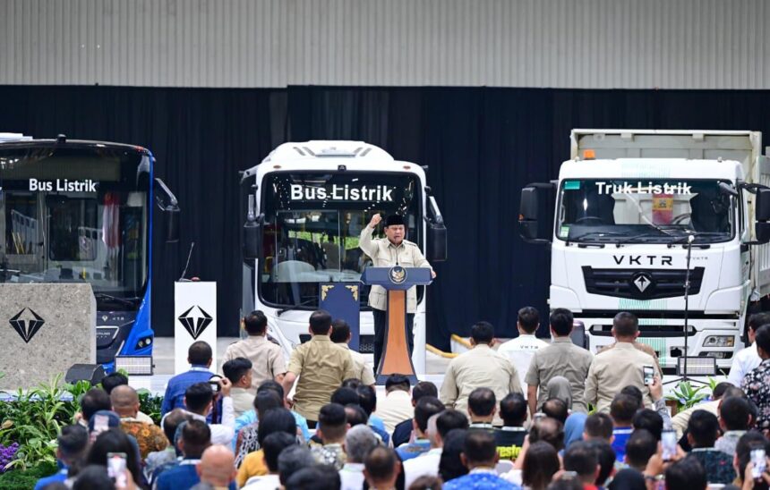 Presiden Prabowo meresmikan pabrik kendaraan listrik/ Foto: Setpres