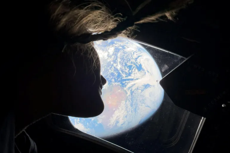 Para astronot Artemis II NASA sedang memotret Bumi/ Foto: Aljazeera