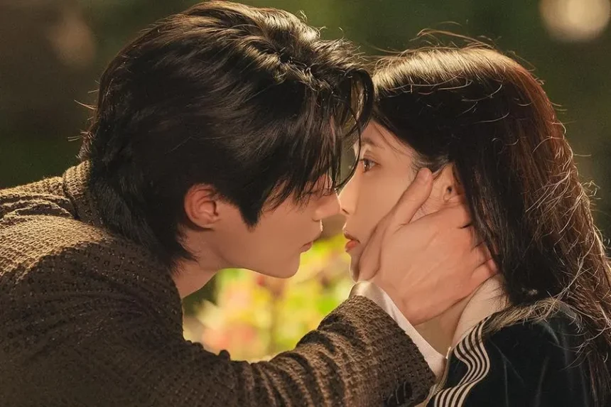 Adegan Perfect Crown yang dibintangi Byeon Woo Seok dan UI/ foto: soompi