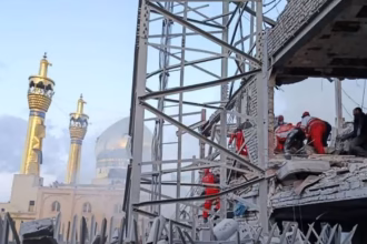 Anggota tim penyelamat Iran mencari korban di antara reruntuhan setelah sebuah bangunan dihantam serangan udara AS-Israel di Teheran, Iran/ Foto: The Guardian