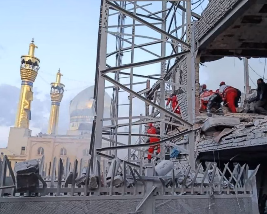 Anggota tim penyelamat Iran mencari korban di antara reruntuhan setelah sebuah bangunan dihantam serangan udara AS-Israel di Teheran, Iran/ Foto: The Guardian