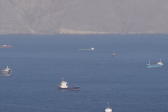 Kapal-kapal di Selat Hormuz/ Foto: The Guardian