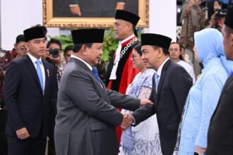 Presiden Prabowo bersalaman dengan anggota Ombudsman RI usali dilantik / Foto: setneg