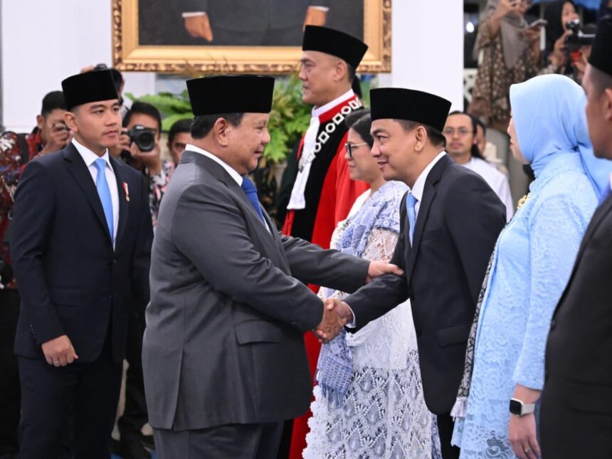 Presiden Prabowo bersalaman dengan anggota Ombudsman RI usali dilantik / Foto: setneg