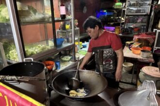 Proses penggorengan Kwetiau/ Foto: aktual