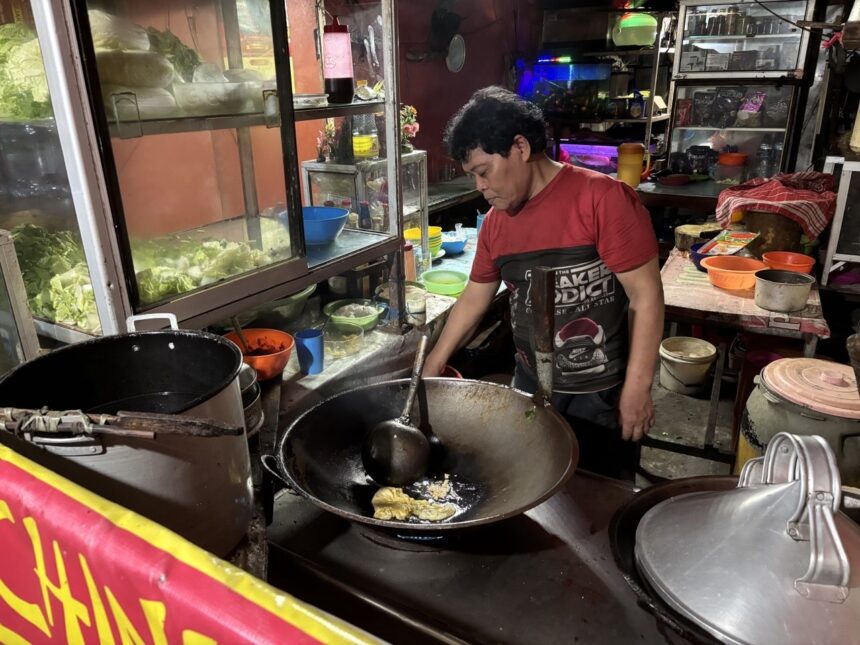 Proses penggorengan Kwetiau/ Foto: aktual