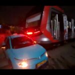 Taksi GreenSM saat menghalangi KRL di Bekasi / Foto: Ist