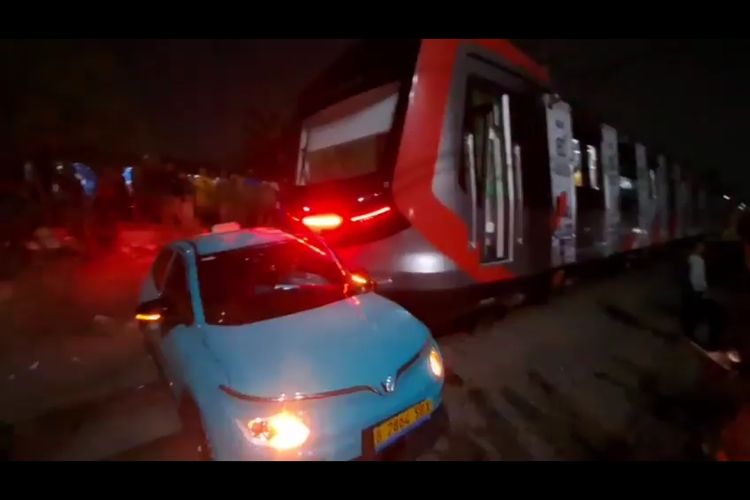 Taksi GreenSM saat menghalangi KRL di Bekasi / Foto: Ist
