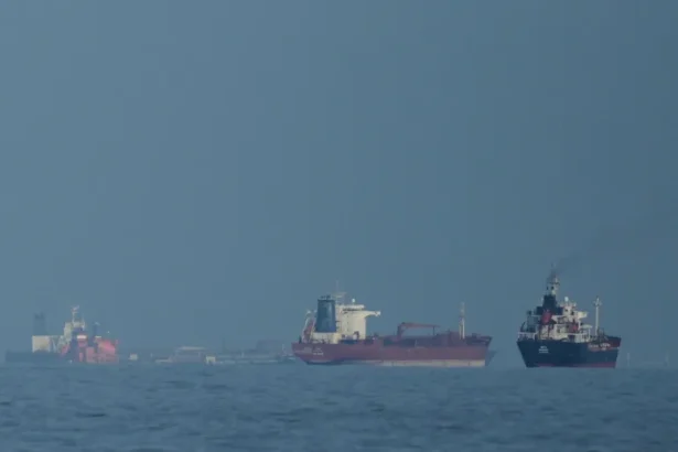 Kapal kapal di Selat Hormuz/ Foto: aljazeera
