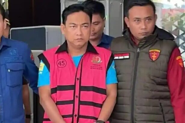 Hery Susanto saat digiring oleh tim penyidik Kejakgung/ Foto: tribun