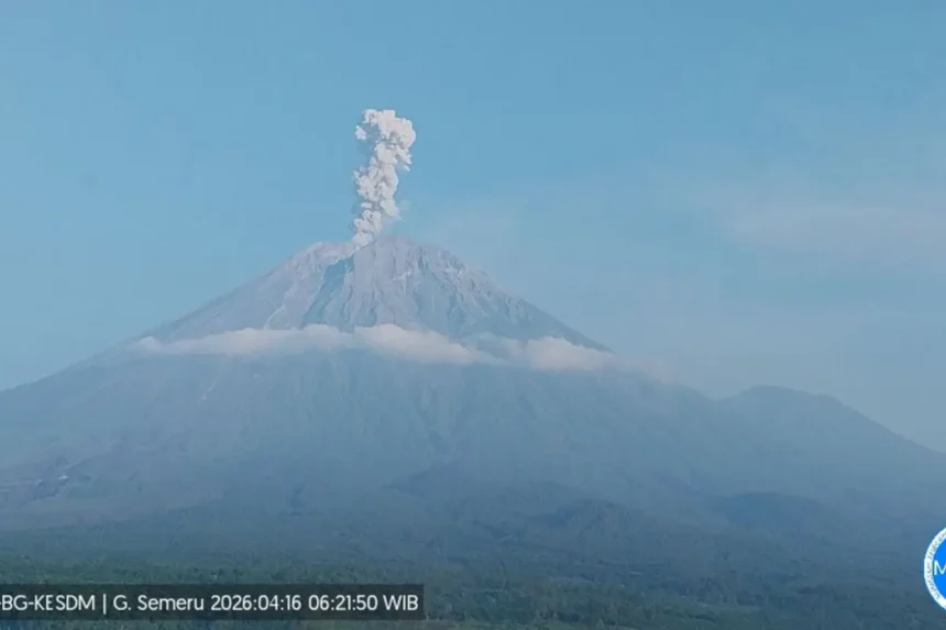 Gunung Semeru saat terjadi erupsi/ Foto: capture ANTARA