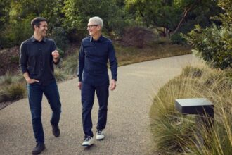 CEO Apple Tim Cook (kanan) dan John Ternus (kiri)/ Foto: engagatged