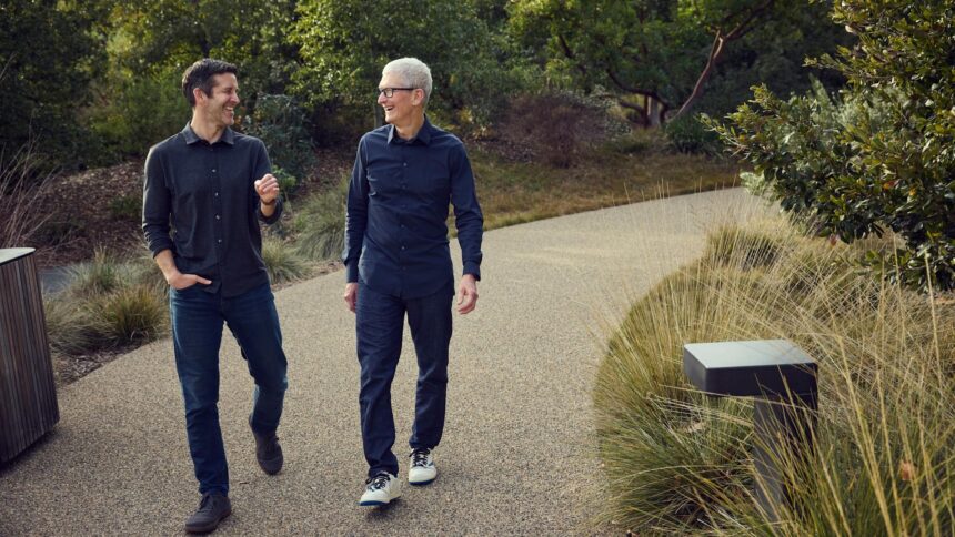 CEO Apple Tim Cook (kanan) dan John Ternus (kiri)/ Foto: engagatged