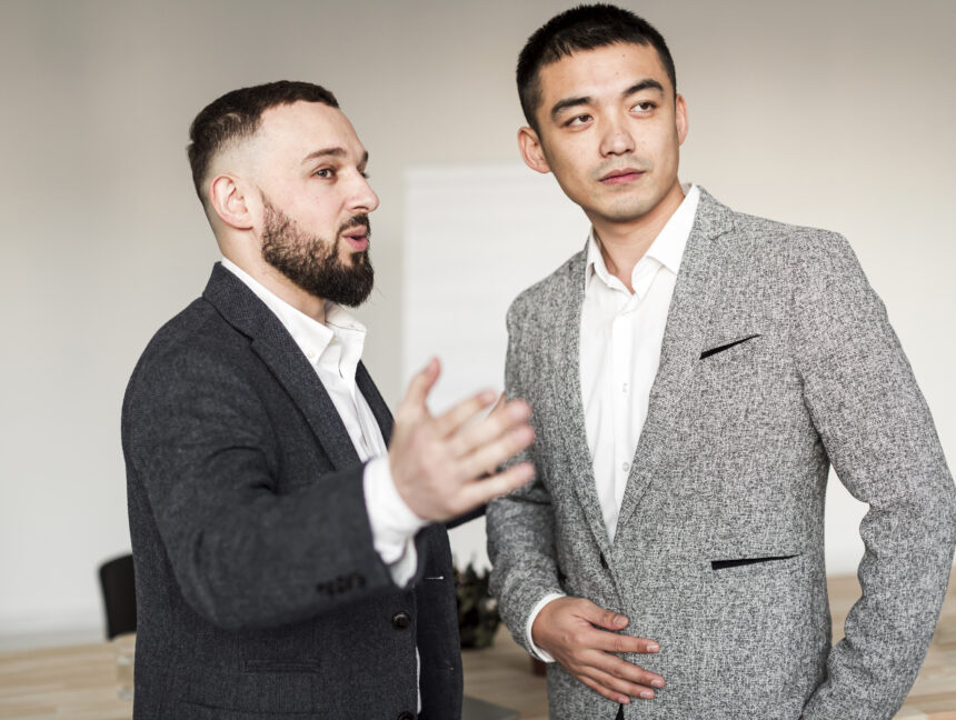 Ilustrasi cara melihat orang lain / Foto: freepik