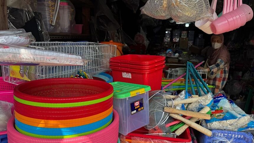 Barang plastik mengalami kenaikan harga / Foto: courtesy Bloomberg Technoz