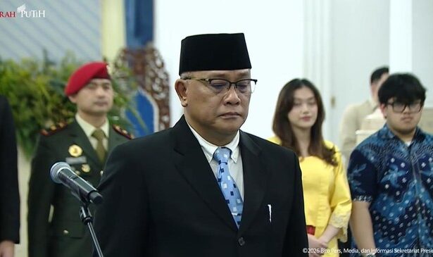 Ketua Umum Konfederasi Serikat Pekerja Seluruh Indonesia (KSPSI) Mohammad Jumhur Hidayat dilantik sebagai Menteri Lingkungan Hidup (LH)/ Foto: Setneg