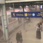 Tangkapan layar KA Argo Bromo Anggrek tabrak KRL di Stasiun Bekasi Timur/ Foto: Ist