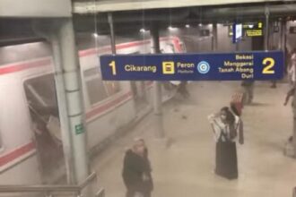 Tangkapan layar KA Argo Bromo Anggrek tabrak KRL di Stasiun Bekasi Timur/ Foto: Ist