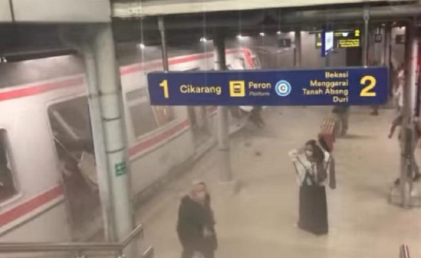 Tangkapan layar KA Argo Bromo Anggrek tabrak KRL di Stasiun Bekasi Timur/ Foto: Ist